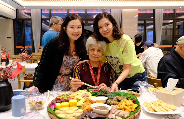 节假日期间，长者们与家人团聚