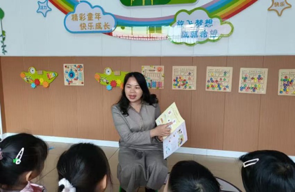 陆秀林正在幼儿园给孩子讲课
