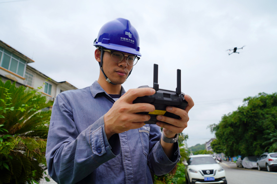南方电网广西柳州柳城供电局工作人员利用无人机巡视高考保供电场所。马聪摄