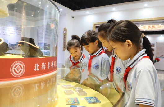 學生們共同參觀非遺展館