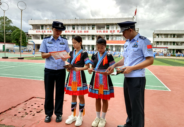 民警向学生发放反诈宣传单。江平边境派出所供图