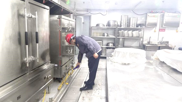 党员服务队对学校食堂燃气设施进行安全排查