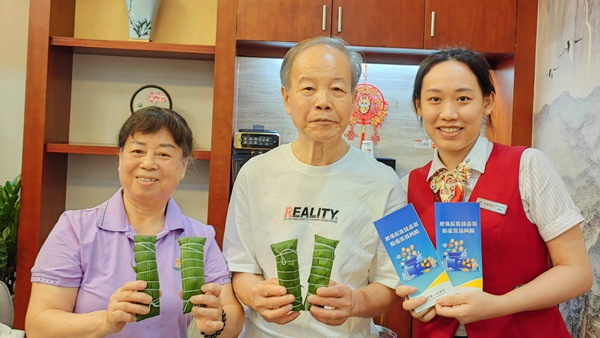 图为分行营业部面向老年客户群体开展主题金融教育活动。华夏银行南宁分行供图