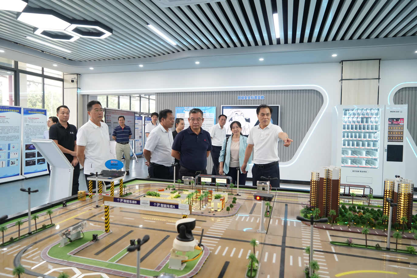 南宁市人民政府发展研究中心一行参观南宁职业技术大学人工智能应用技术中心。杨惠钧摄