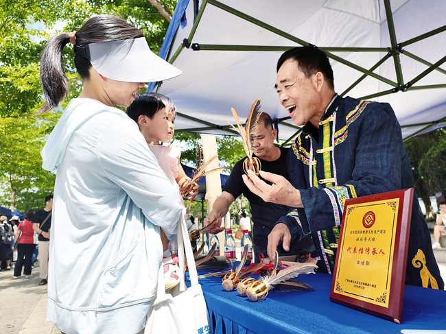 非遗代表性项目壮族香火球展示。记者宋延康摄