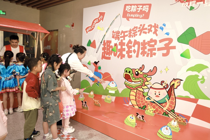 游园活动“趣味钓粽子”。梁泰华摄