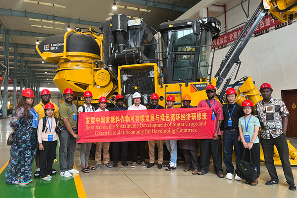 学员赴柳工集团参观。陆星语摄