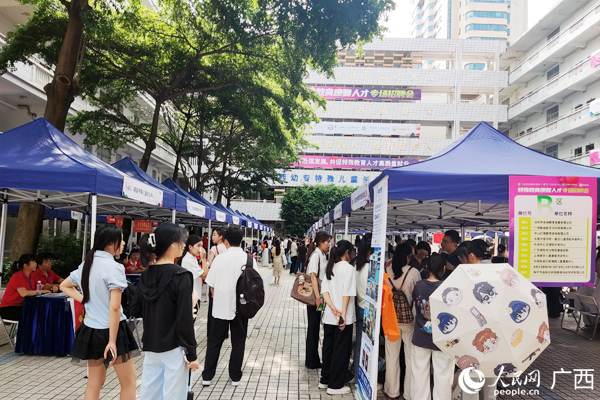 招聘会现场。人民网记者 王勇摄