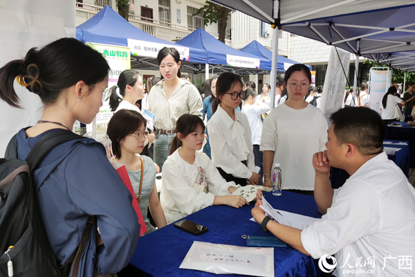 用人单位与毕业生进行互相了解。人民网记者 王勇摄