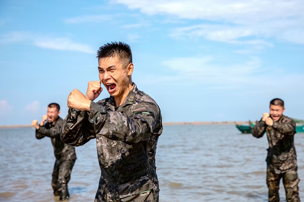 武警官兵在海水中进行擒敌拳训练。
