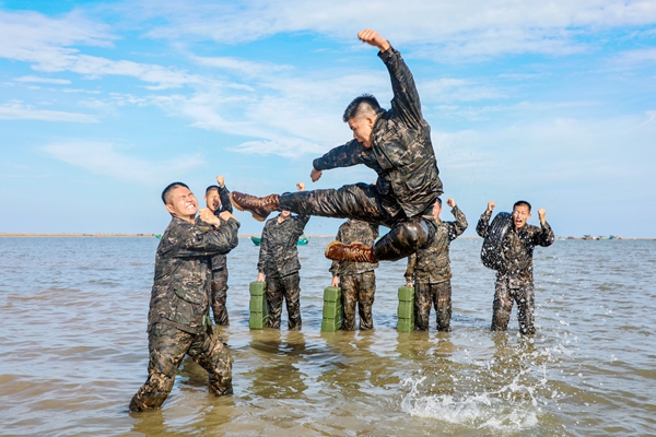 武警官兵在海水中进行实战搏击训练。