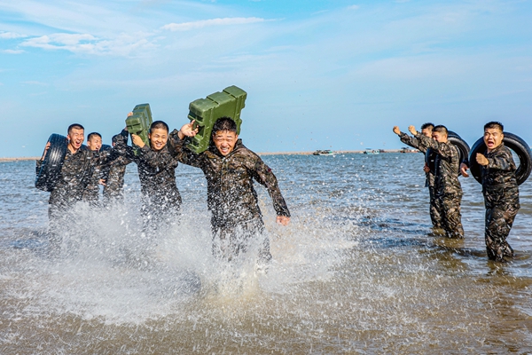 武警官兵在海水中进行体能比拼。
