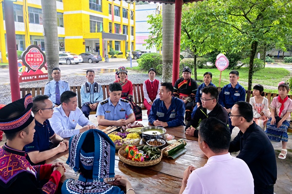各黨支部代表在“團結亭”共享成果話未來。廣西大錳集團供圖