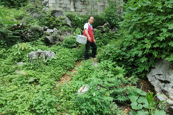 蒙杰红在出诊路上。田东县印茶镇人民政府供图