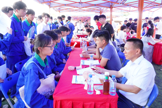 双选会现场企业对学生进行面试。黄丹虹摄