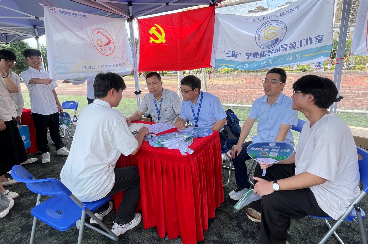 “一对一”职业规划指导和求职服务点。黄丹虹摄