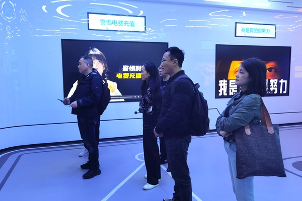 广西电信组织相关单位参观钦州市防诈体验基地。钦州电信供图