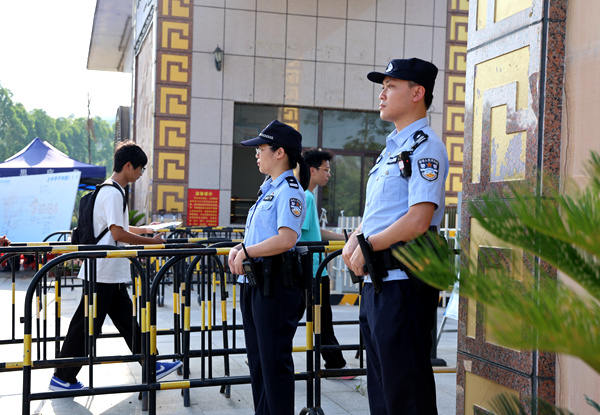 公安民輔警在考點執勤。防城港市公安局供圖