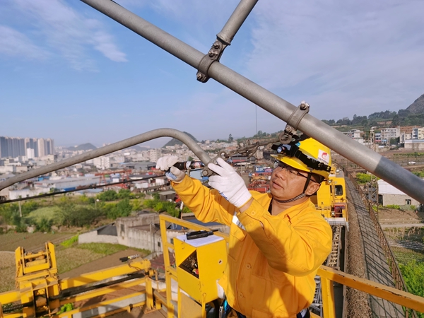 党员突击队队员正在对定位器进行检调。尹琪龙摄