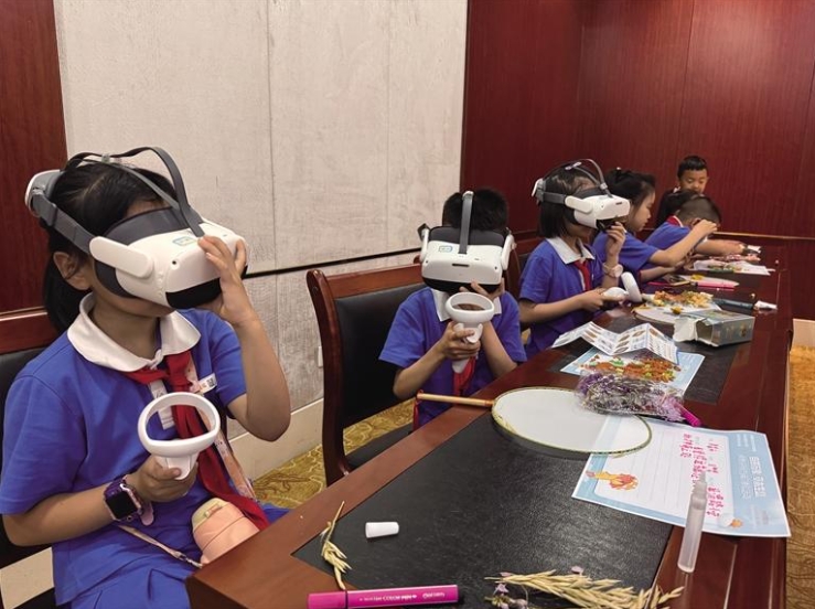 同学们体验VR科技