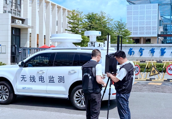 移动监测车在考点周边开展排查工作。陈啸摄