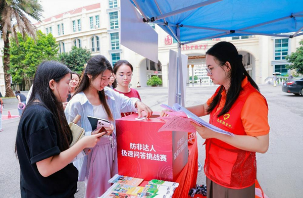 通过互动游戏，工作人员向市民普及校园贷风险、征信知识等。唐艳萍摄