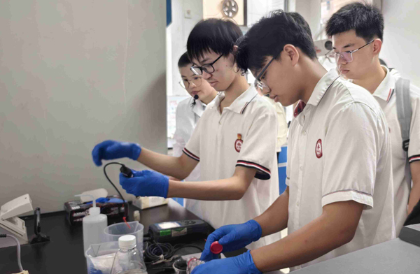学生动手操作检测水样的pH值、溶解氧等含量