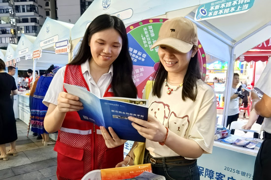 民生銀行志願者向市民群眾講解消保知識 潘燕萍攝