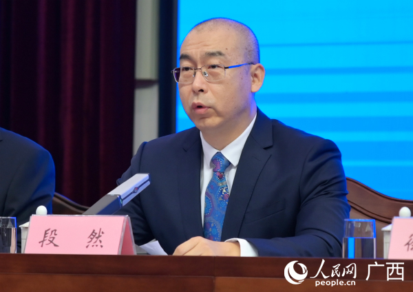 崇左市委常委、市人民政府党组成员、副市长段然介绍相关情况。人民网 雷琦竣摄