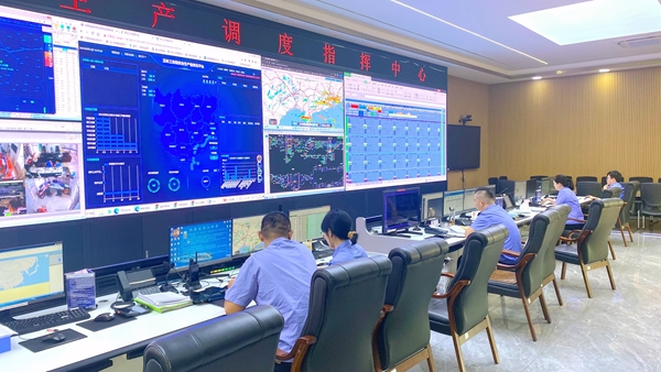 玉林工务段调度人员实时监控台风“蝴蝶”路径。陈健摄
