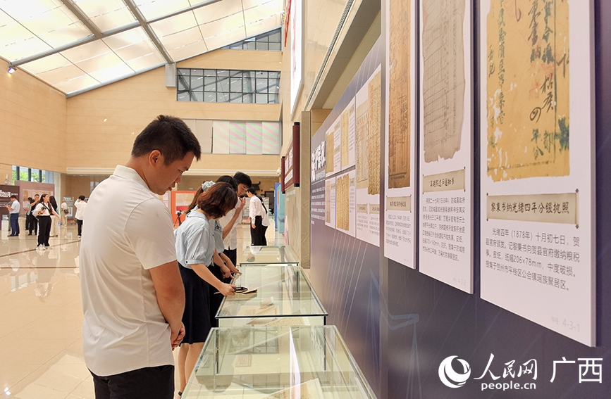 与会人员现场观展。人民网 付华周摄