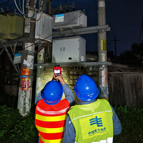 陆川供电局城区供电所巡视人员正在对10千伏陆兴Ⅰ线进行台风期间特巡测温，提前发现隐患，预防故障升级。刘锦荣摄