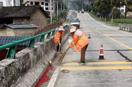 八步中心一线养护人员对辖区路段边沟进行清扫 梁月摄