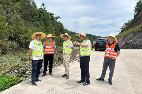 桂东公路发展中心副主任童健在八步检查隐患点处置工作 梁月摄