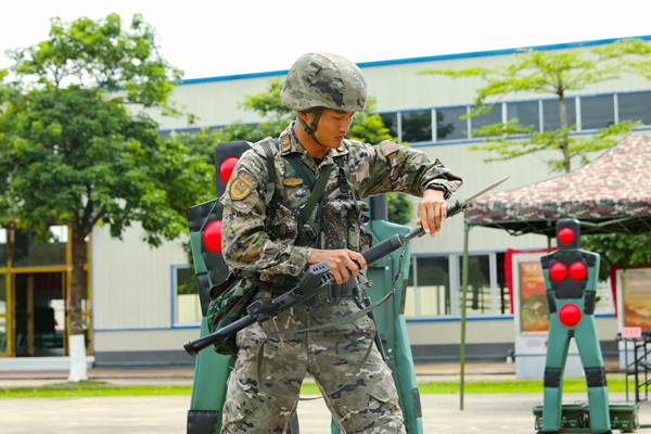 參訓的武警官兵正在進行裝卸刺刀訓練。
