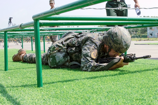 參訓的武警官兵正在進行戰術訓練。