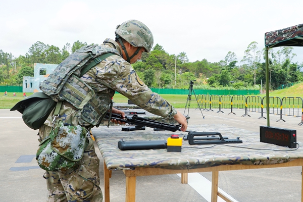 參訓的武警官兵正在進行武器分解結合訓練。