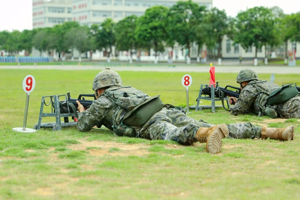 參訓的武警官兵正在進行實彈射擊訓練。