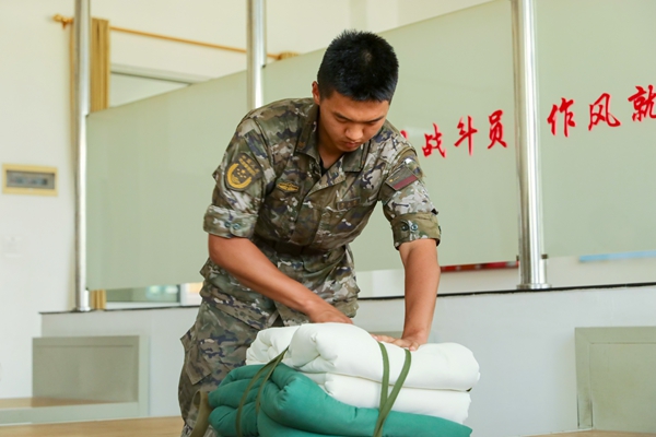 參訓的武警官兵正在進行戰備基礎訓練。