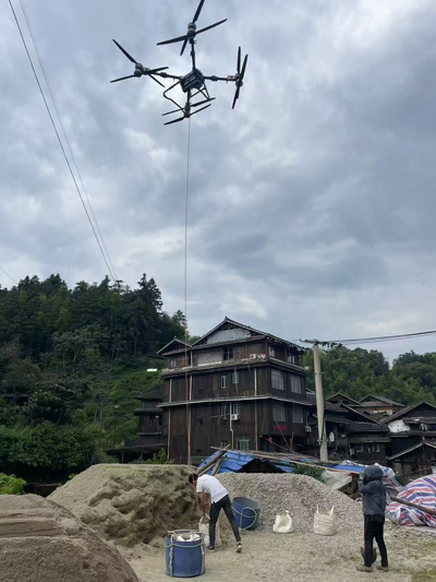 广旅置业集团施工团队使用重载无人机将施工材料运送至山顶施工区域。广旅置业集团供图