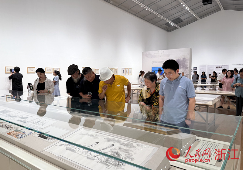 观众参观展览