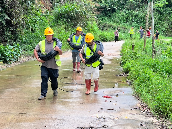 保障人员前往受灾地区。梧州电信供图