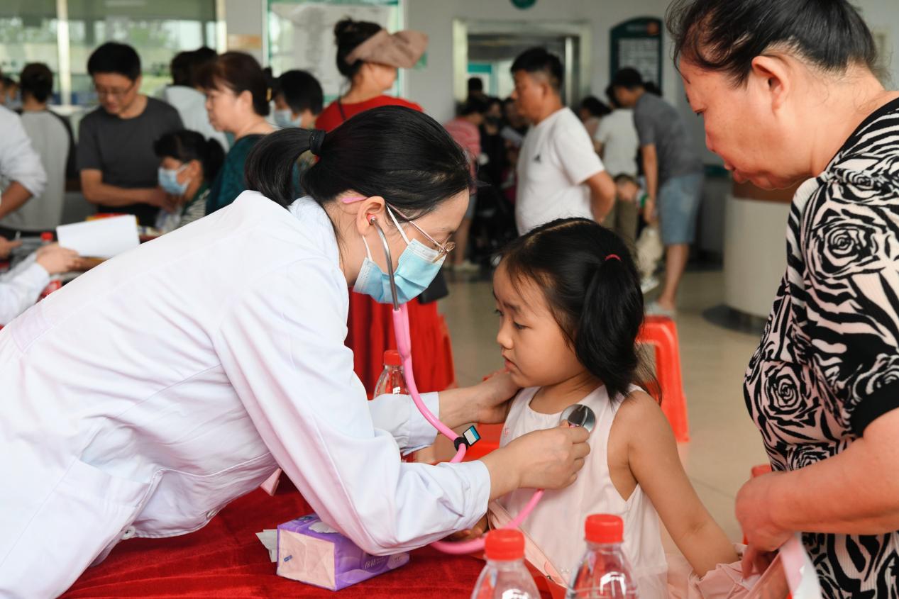 专家在社区卫生服务中心开展义诊