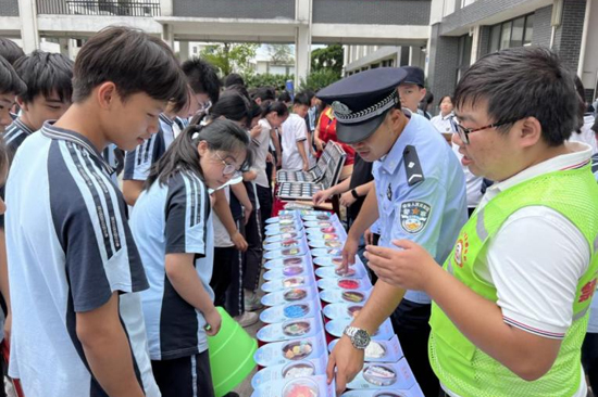 民警向同學們講解如何辨別新型毒品