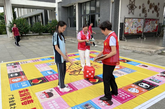 同學參與禁毒飛行棋游戲