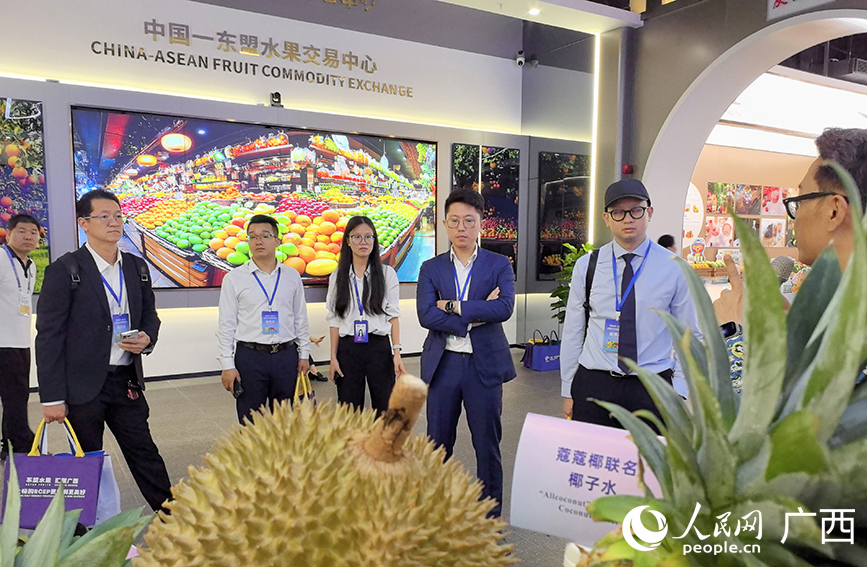 与会人员在东盟水果展区参观了解相关情况。人民网 付华周摄