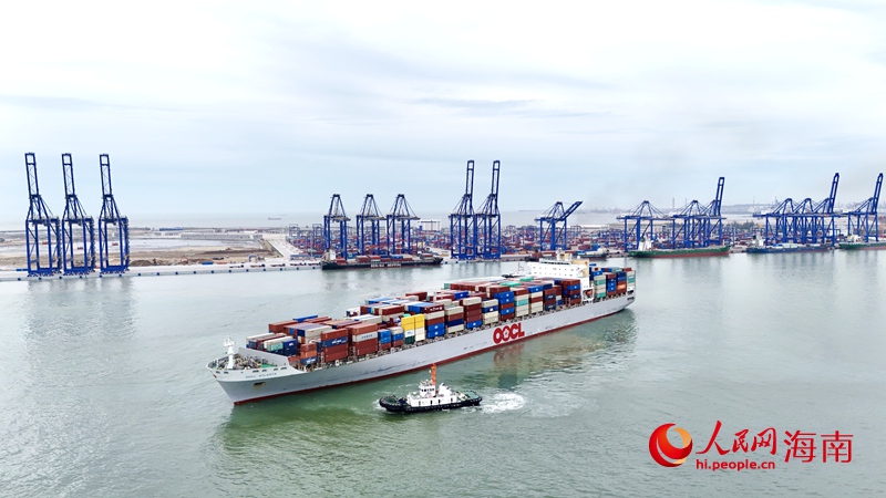 集装箱巨轮从洋浦国际码头启航