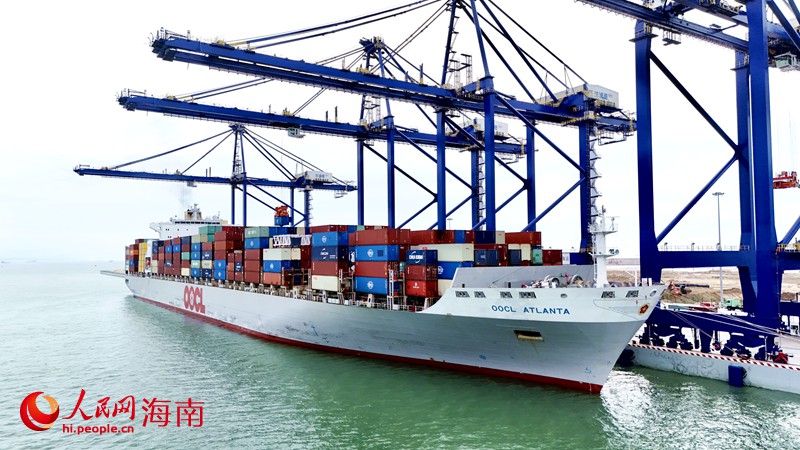 货轮正在装卸货物