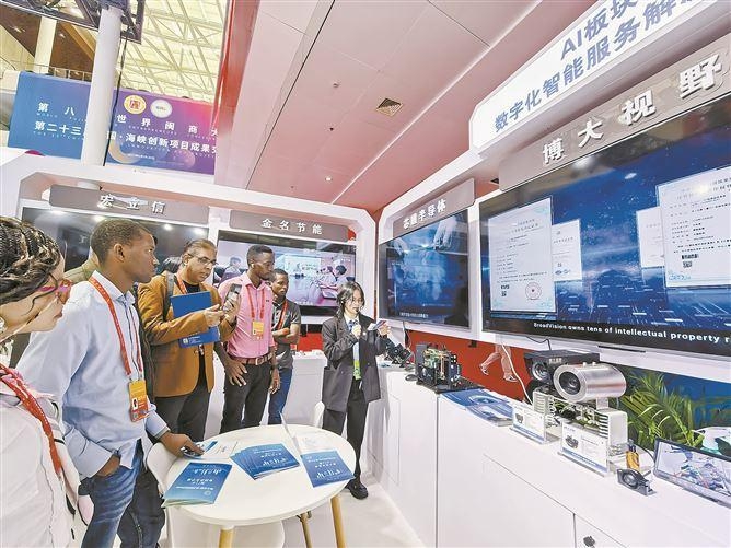 博大视野的“智慧眼”运用机器视觉与人工智能，提升港机智能化水平，不少国外客户驻足详细了解该设备。