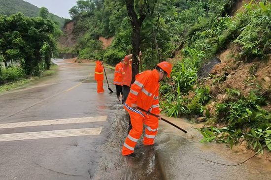 防城公路养护中心养护人员在国道312线疏排水沟。覃鹏摄